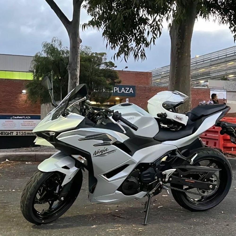 White-Kawasaki Ninja500 2024