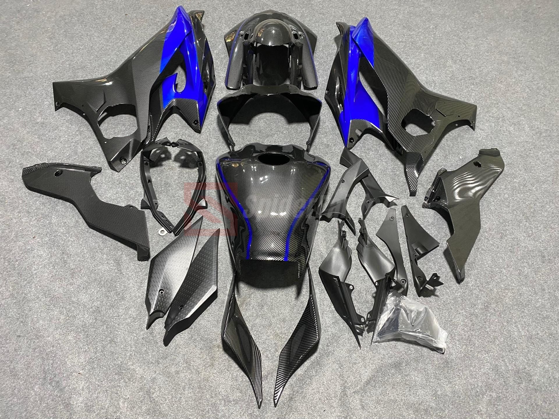 Blue and Carbon Fiber-Yamaha R6 2017-2022