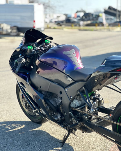 Carbon_fiber_fairing_with_the_Chameleon_color-Kawasaki_ZX-10R_2016-2020
