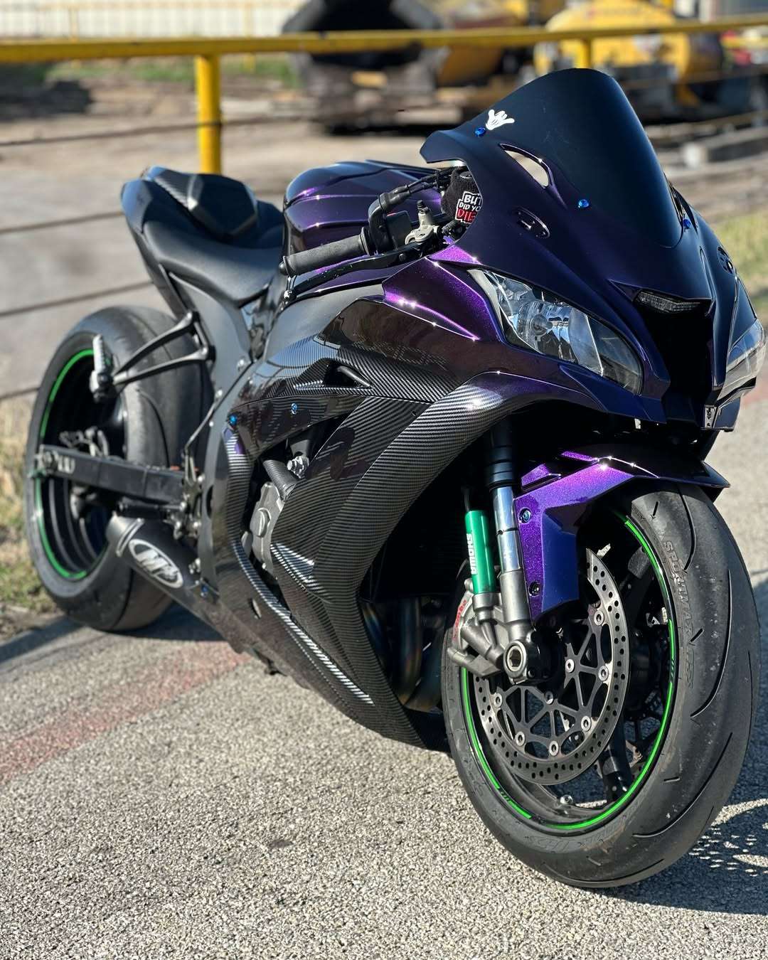 Carbon_fiber_fairing_with_the_Chameleon_color-Kawasaki_ZX-10R_2016-2020